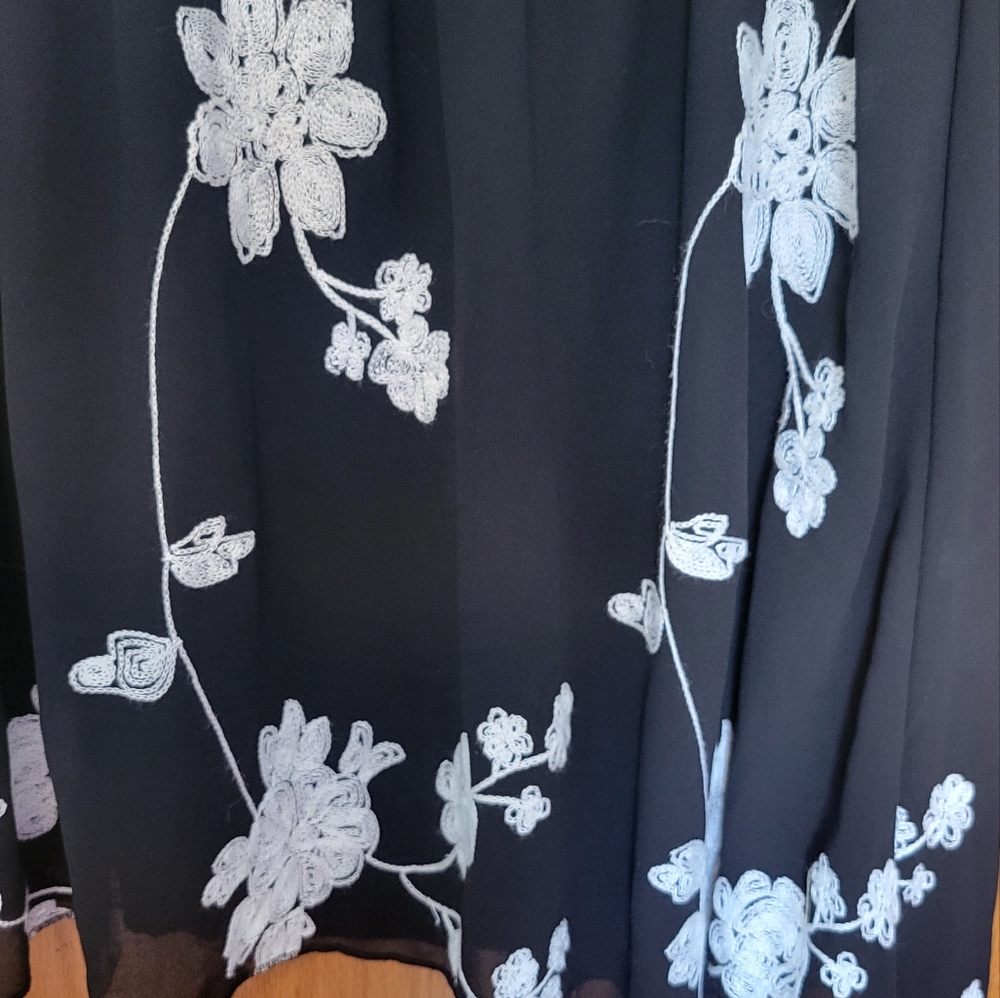 Metrowear Midi lenghth embroidered skirt